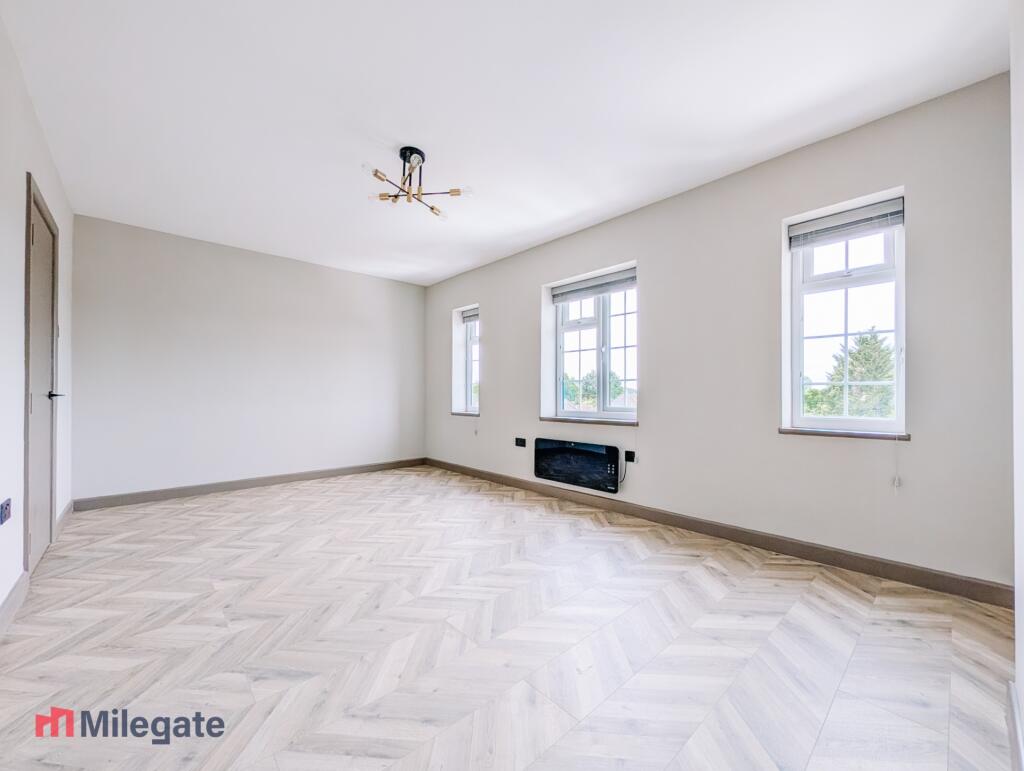 4 bed 1st Floor Flat for rent in Malden Rushett. From Pointview Estates