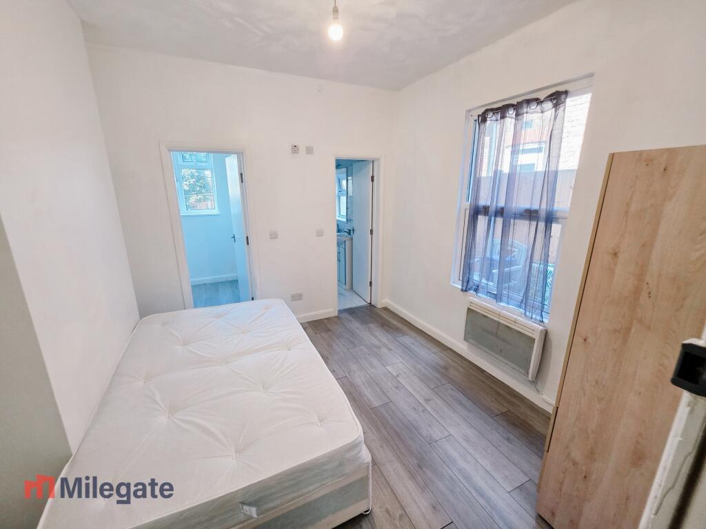 3 bed Studio for rent in Southend-on-Sea. From Pointview Estates 3 bed Studio for rent in Southend-on-Sea. From Pointview Estates