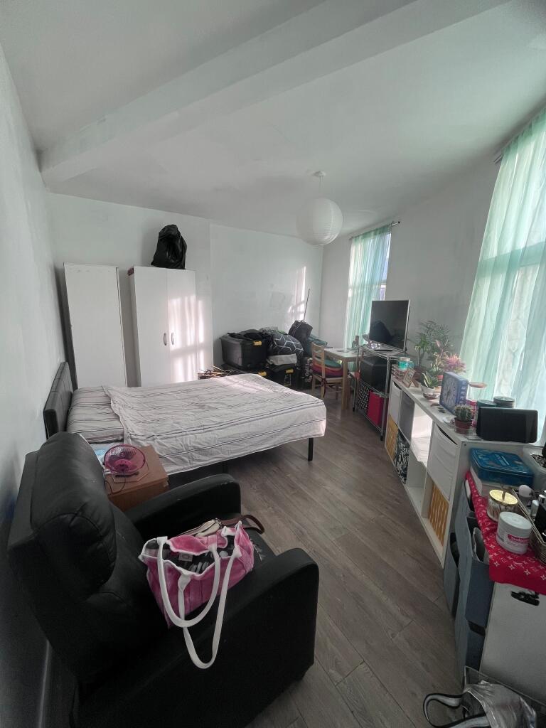 1 bed 1st Floor Flat for rent in London. From Pointview Estates