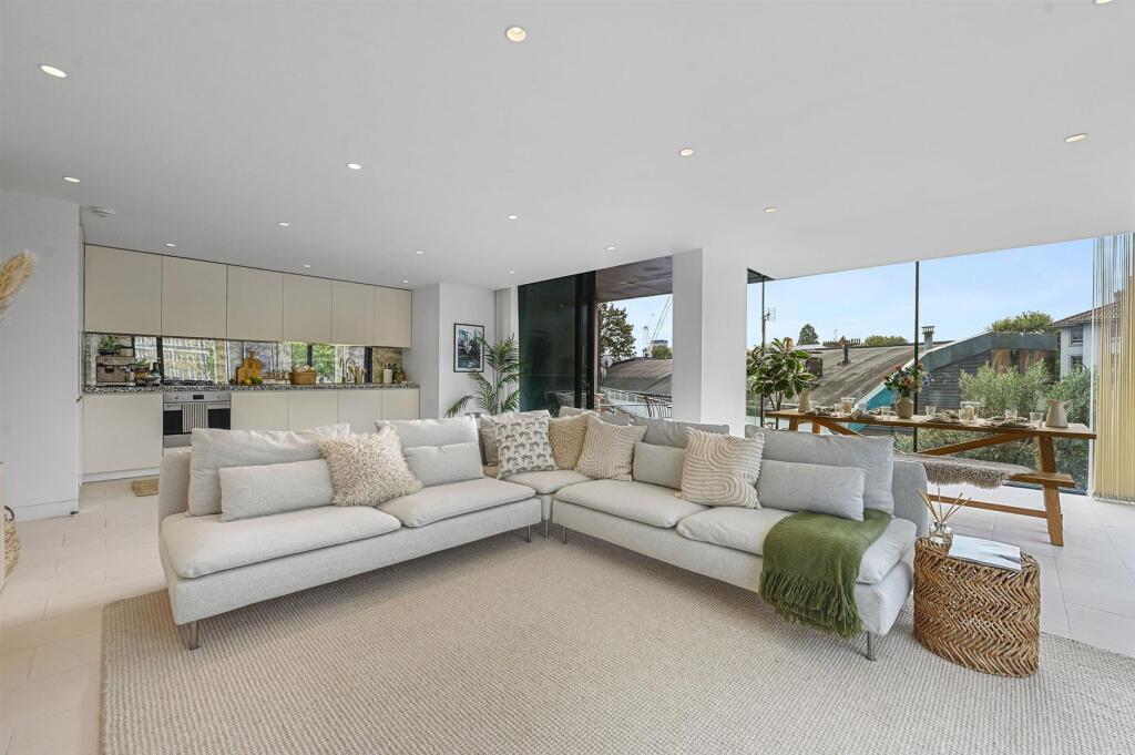 3 bed 1st Floor Flat for rent in Camden Town. From Pomp Properties - London