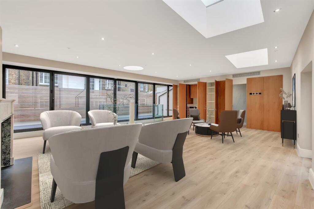 4 bed Mews for rent in Chelsea. From Pomp Properties - London