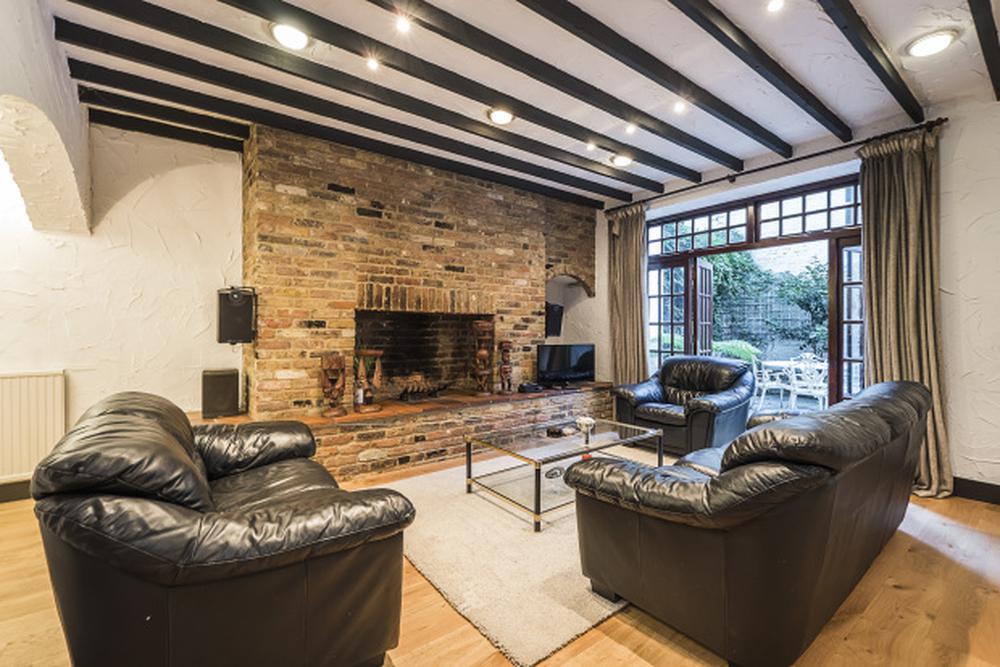 3 bed 1st Floor Flat for rent in Kensington. From Pomp Properties - London