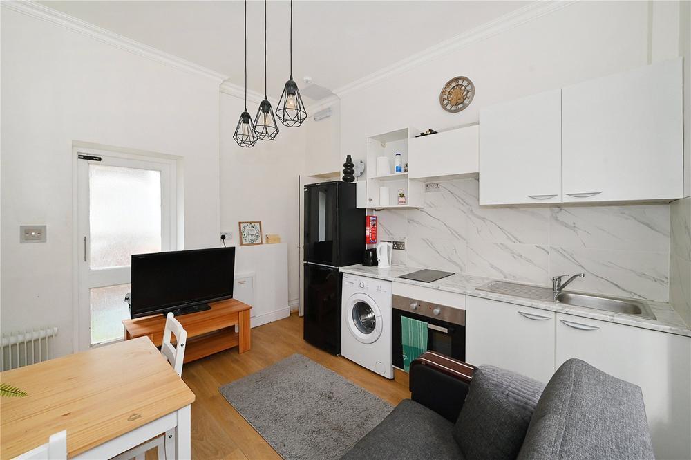 1 bed 1st Floor Flat for rent in Kensington. From Pomp Properties - London