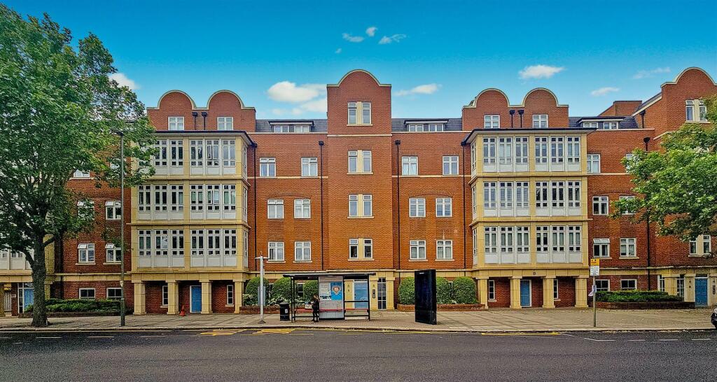 2 bed 1st Floor Flat for rent in Friern Barnet. From Jeremy Leaf & Co - Residential Development