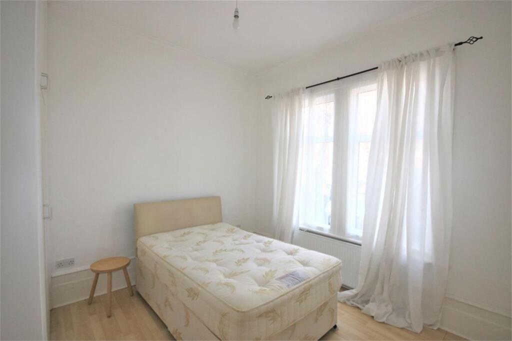 3 bed 1st Floor Flat for rent in Friern Barnet. From Jeremy Leaf & Co - Residential Development