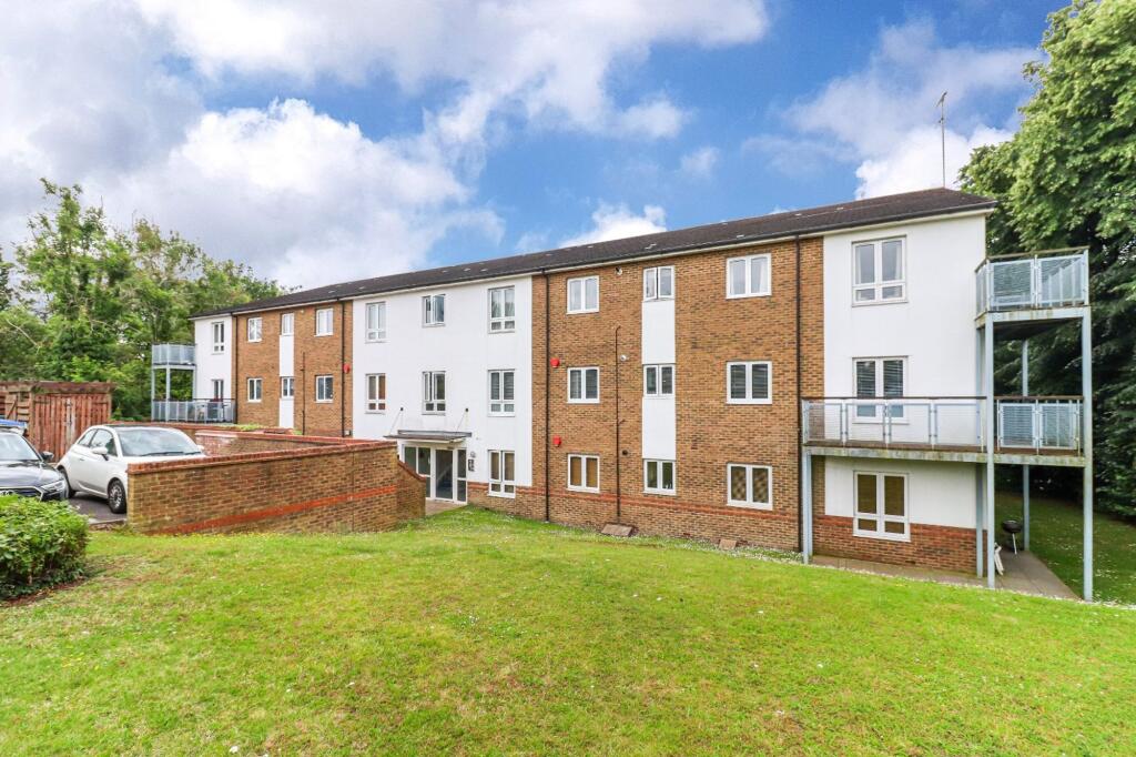 2 bed Apartment for rent in Watford. From Proffitt & Holt Partnership - Watford