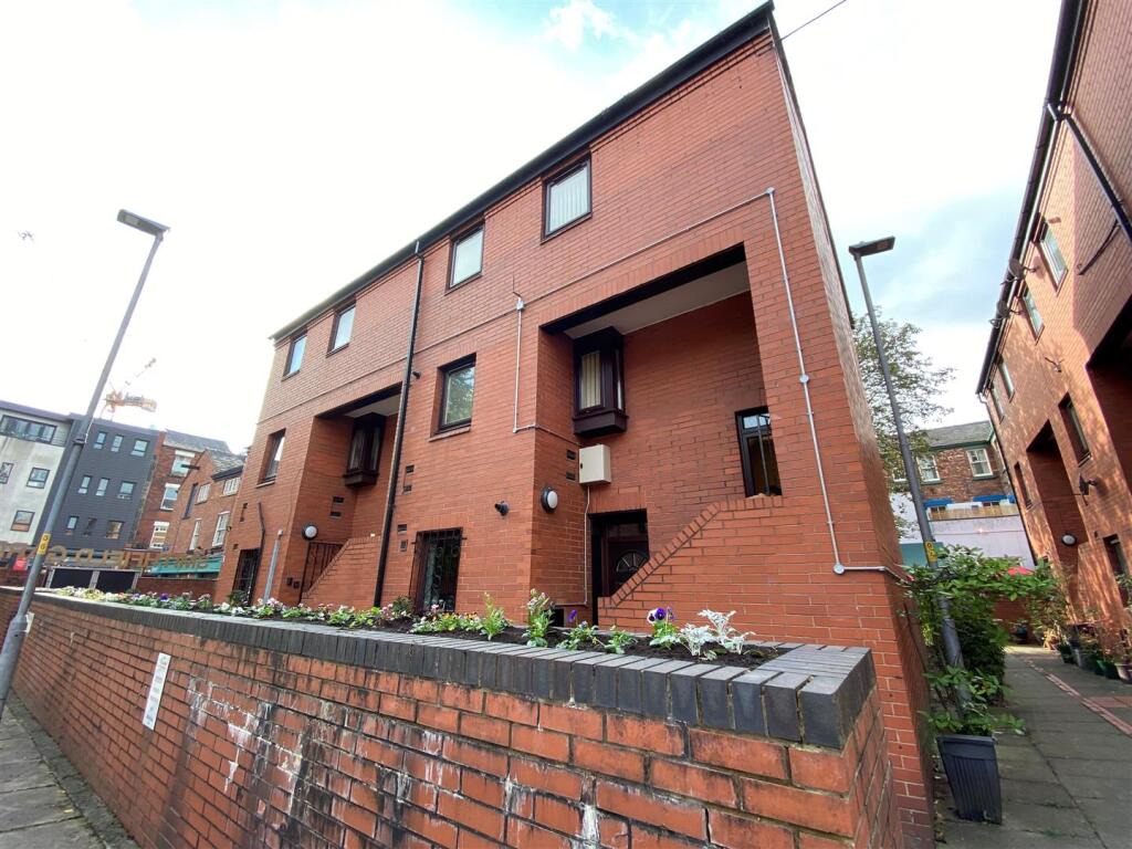 3 bed Detached for rent in Manchester. From Jordan Fishwick - Manchester