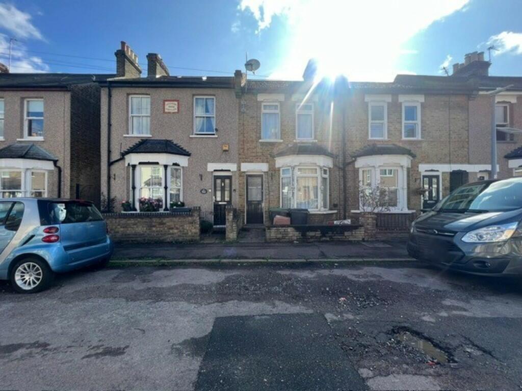 3 bed Mid Terraced House for rent in Waltham Abbey. From Rainbow Estate Agents