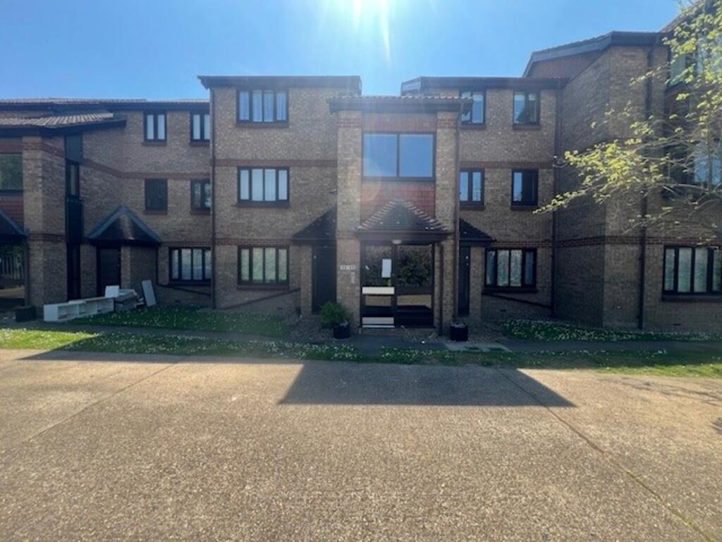 1 bed 1st Floor Flat for rent in Waltham Cross. From Rainbow Estate Agents (S.E.) Ltd - Essex