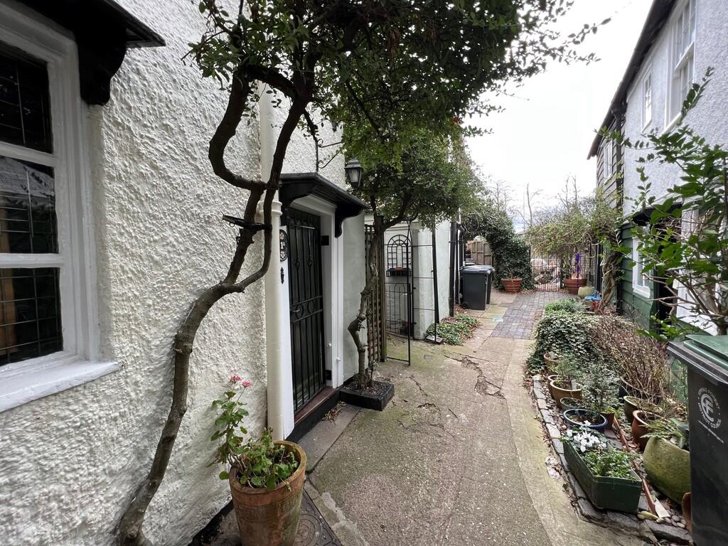 4 bed Studio for rent in Waltham Abbey. From Rainbow Estate Agents (S.E.) Ltd - Essex 4 bed Studio for rent in Waltham Abbey. From Rainbow Estate Agents (S.E.) Ltd - Essex