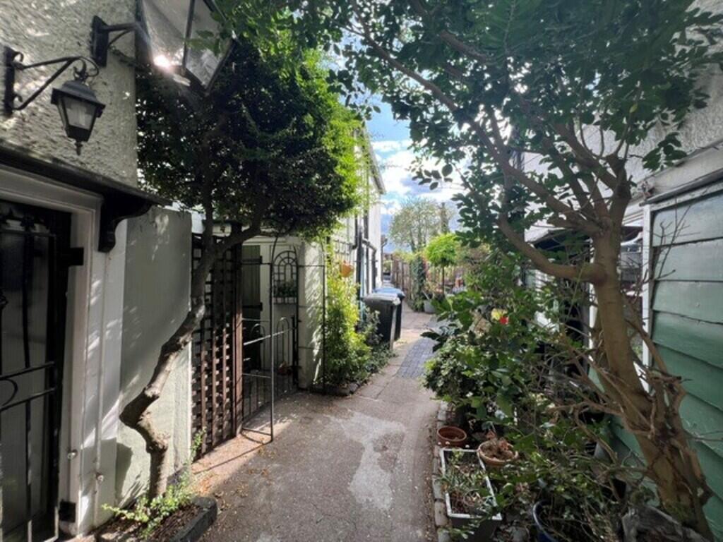 0 bed Studio for rent in Waltham Abbey. From Rainbow Estate Agents (S.E.) Ltd - Essex 0 bed Studio for rent in Waltham Abbey. From Rainbow Estate Agents (S.E.) Ltd - Essex