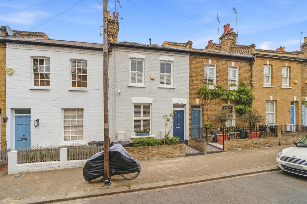 4 bed Detached for rent in London. From Realm Estates - London - Sales & Lettings