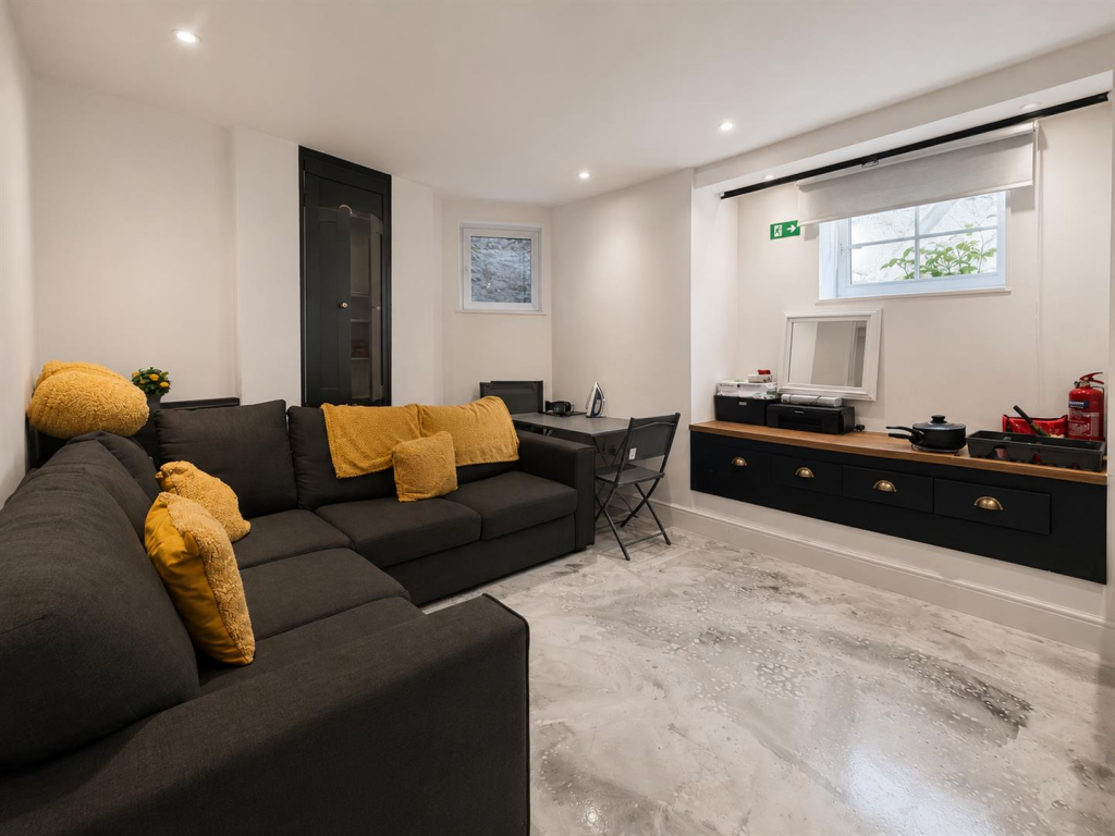 1 bed 1st Floor Flat for rent in Sale. From Jordan Fishwick - Sale 1 bed 1st Floor Flat for rent in Sale. From Jordan Fishwick - Sale
