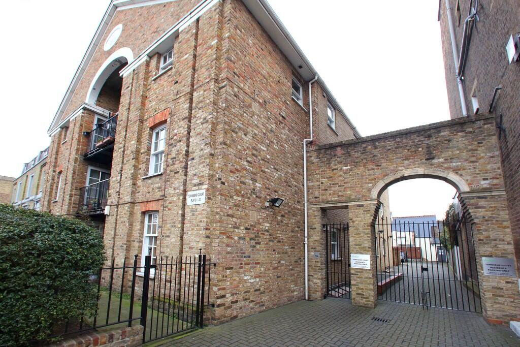 2 bed 1st Floor Flat for rent in Stoke Newington. From Julian Reid Estate Agents - Stoke Newington