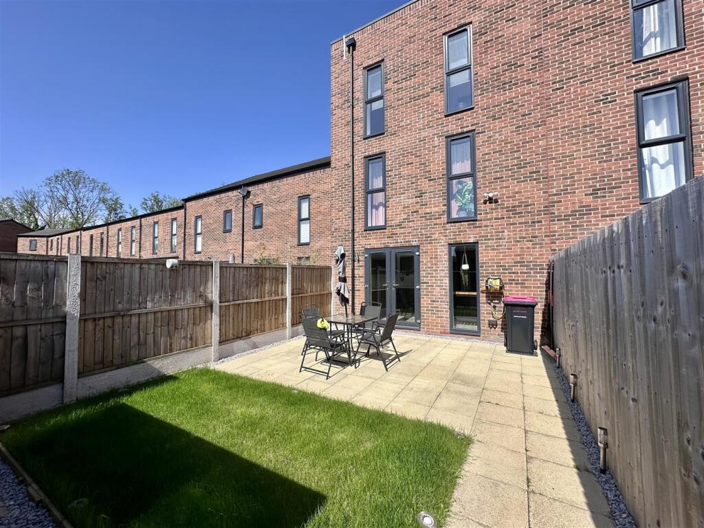 4 bed Town House for rent in Charlestown. From Kaytons Estate Agents - Manchester