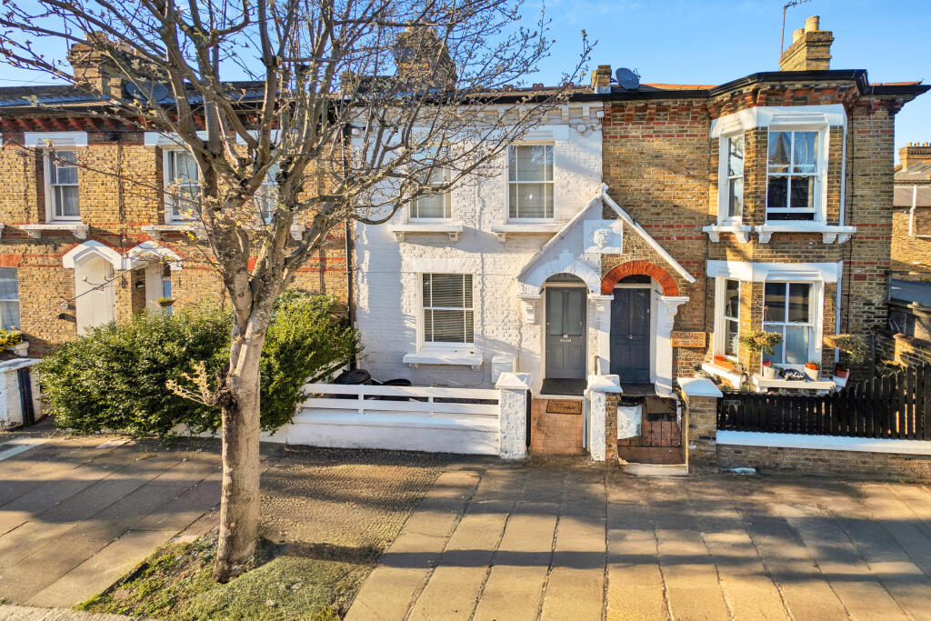 2 bed Mid Terraced House for rent in Battersea. From Rentals and Sales 2 bed Mid Terraced House for rent in Battersea. From Rentals and Sales