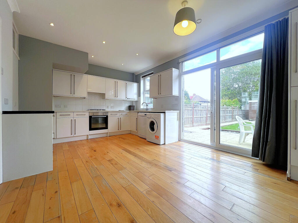 3 bed Mid Terraced House for rent in New Malden. From Rentals and Sales 3 bed Mid Terraced House for rent in New Malden. From Rentals and Sales
