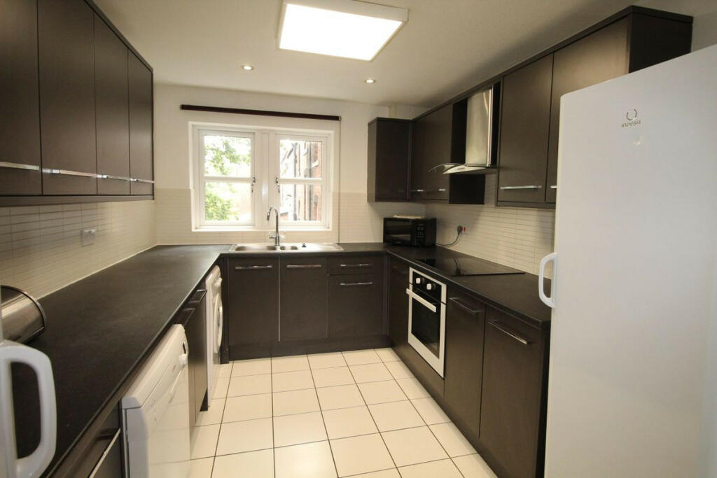 4 bed Flat for rent in London. From Residential Realtors