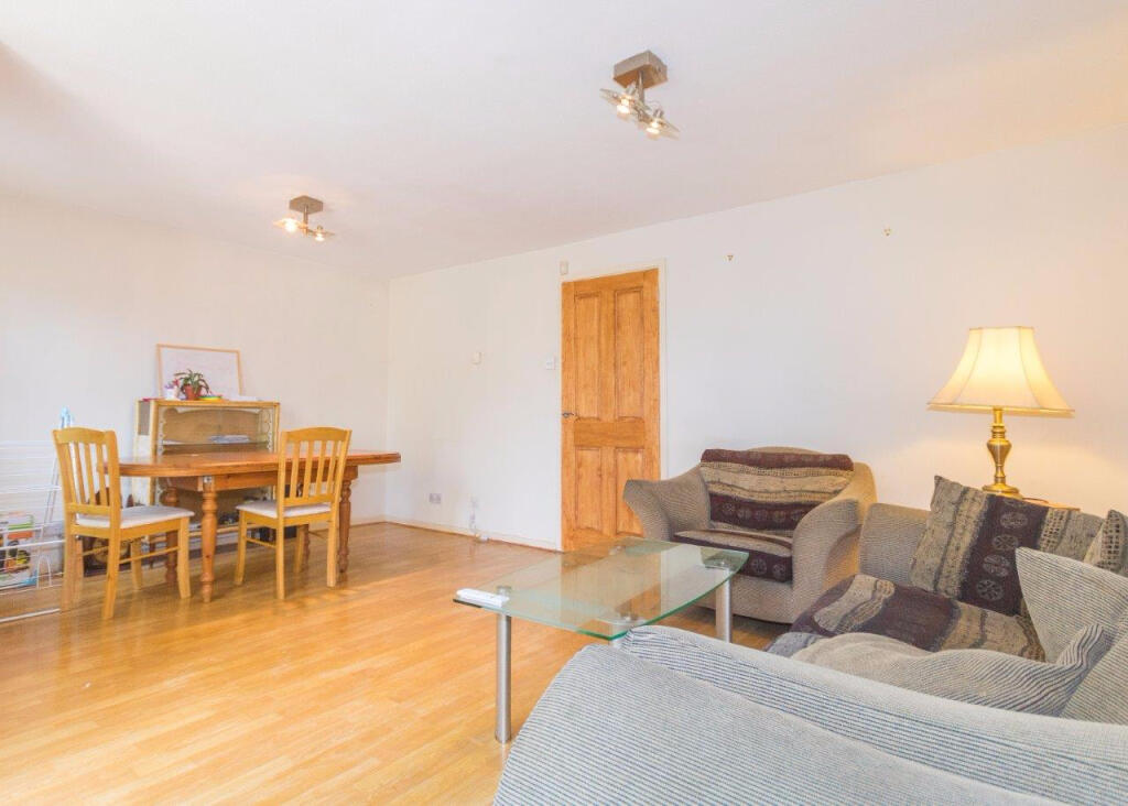 2 bed 1st Floor Flat for rent in London. From Residential Realtors - London