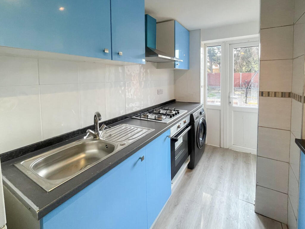3 bed Semi Detached for rent in Ilford. From Residential Realtors - London 3 bed Semi Detached for rent in Ilford. From Residential Realtors - London