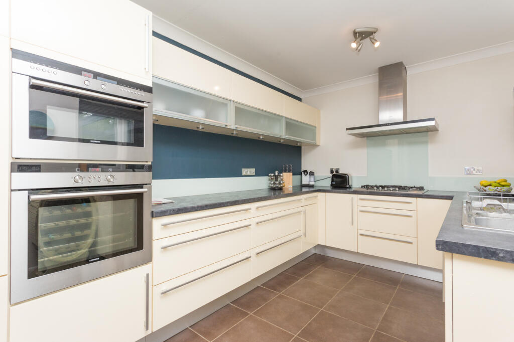 3 bed Apartment for rent in Poplar. From Residential Realtors - London 3 bed Apartment for rent in Poplar. From Residential Realtors - London