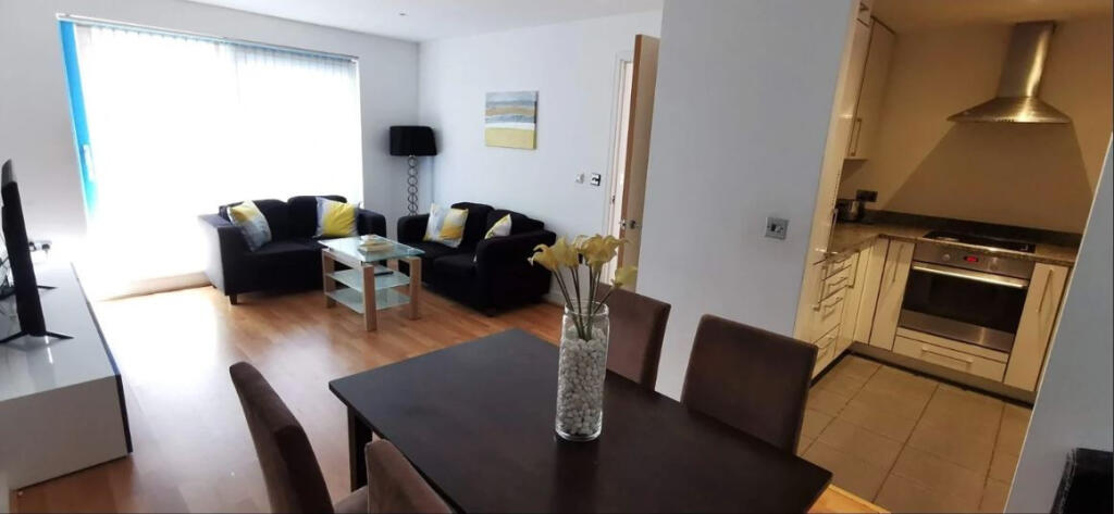 3 bed Apartment for rent in Poplar. From Residential Realtors - London 3 bed Apartment for rent in Poplar. From Residential Realtors - London