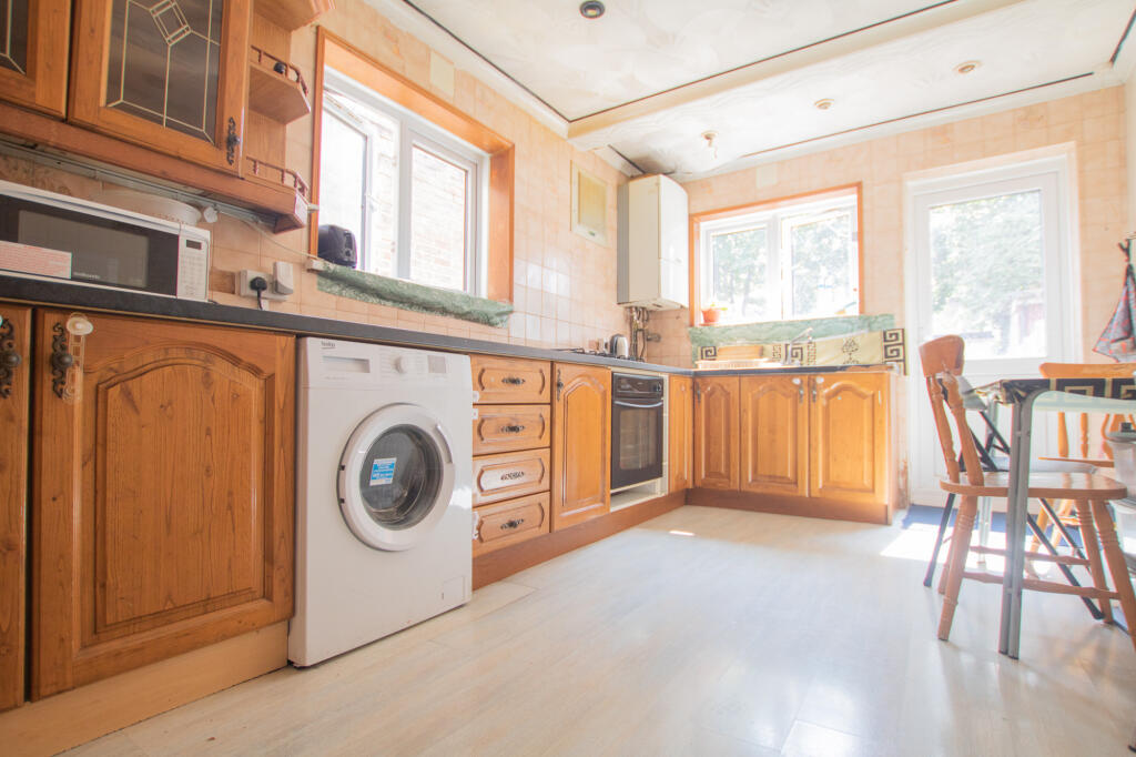 4 bed Mid Terraced House for rent in East Ham. From Residential Realtors - London 4 bed Mid Terraced House for rent in East Ham. From Residential Realtors - London