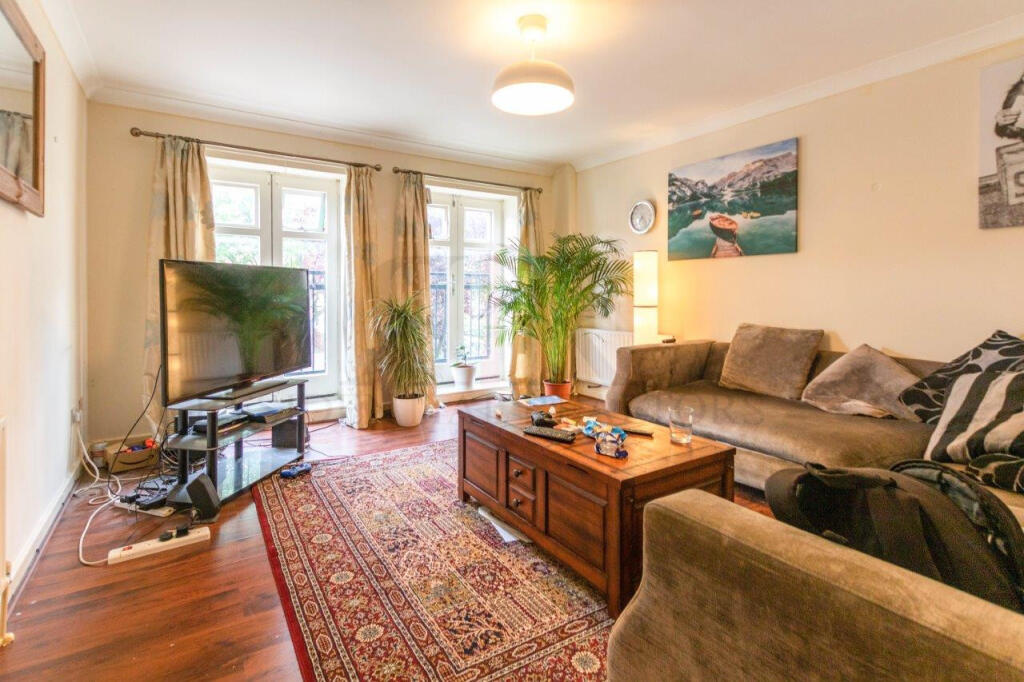 4 bed Mid Terraced House for rent in London. From Residential Realtors - London