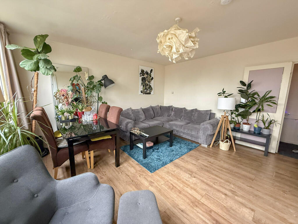 3 bed 1st Floor Flat for rent in Camberwell. From Residential Realtors - London