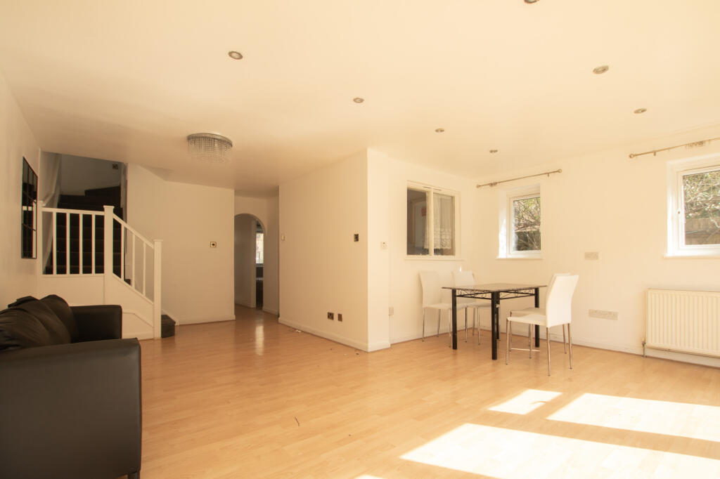 4 bed Mid Terraced House for rent in London. From Residential Realtors - London