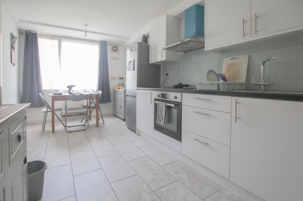 3 bed 1st Floor Flat for rent in London. From Residential Realtors - London
