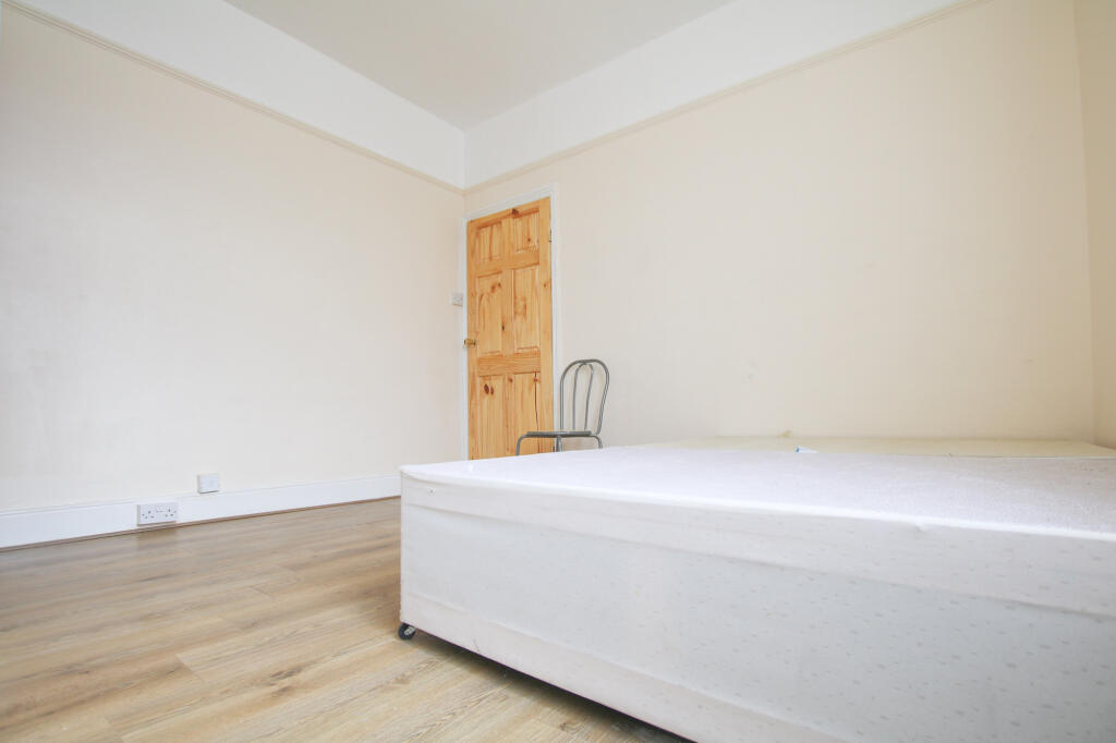 4 bed Semi Detached for rent in Merton. From Residential Realtors - London 4 bed Semi Detached for rent in Merton. From Residential Realtors - London