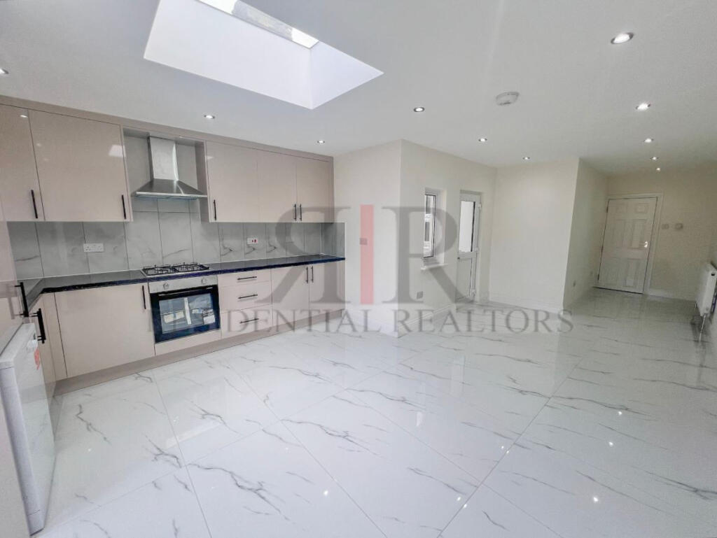 2 bed 1st Floor Flat for rent in London. From Residential Realtors - London