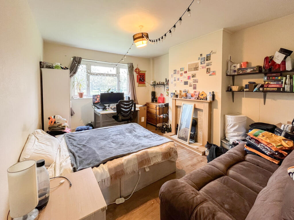 3 bed 1st Floor Flat for rent in Camberwell. From Residential Realtors - London