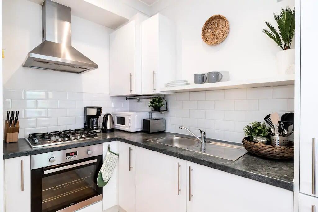 3 bed Apartment for rent in London. From Residential Realtors - London