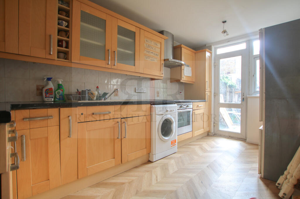 5 bed Apartment for rent in London. From Residential Realtors - London
