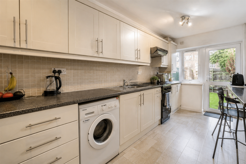 3 bed Apartment for rent in London. From Residential Realtors - London