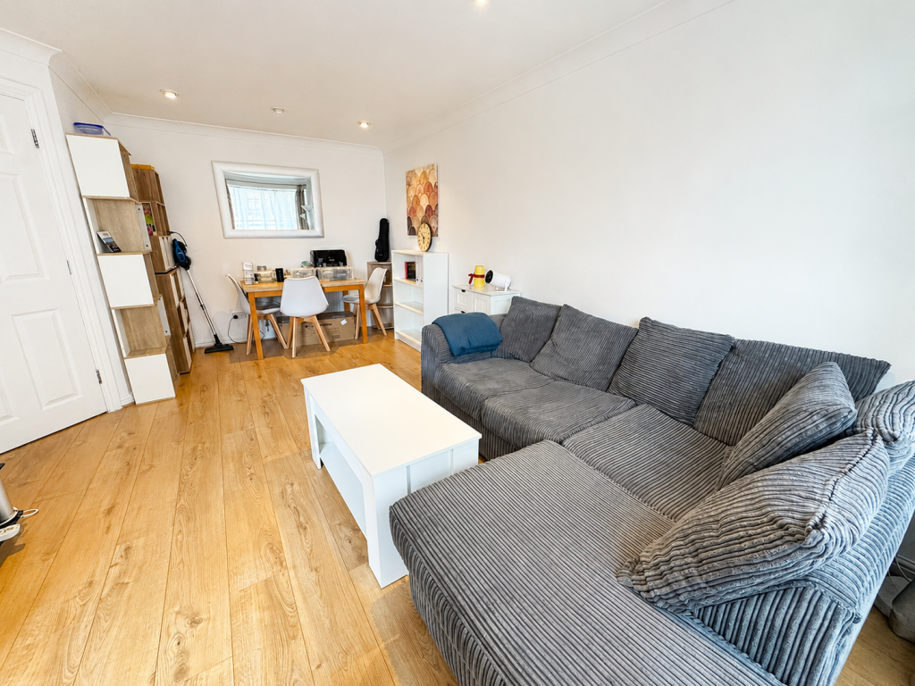 2 bed Mid Terraced House for rent in London. From Residential Realtors - London 2 bed Mid Terraced House for rent in London. From Residential Realtors - London