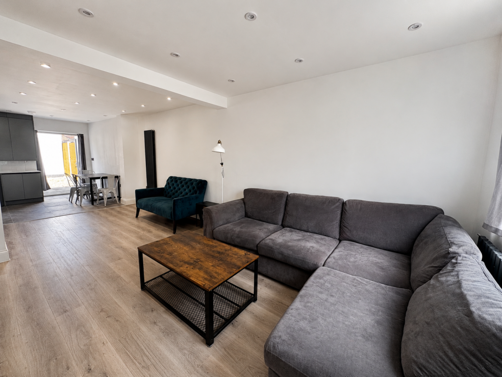 3 bed Mid Terraced House for rent in Surbiton. From Residential Realtors - London