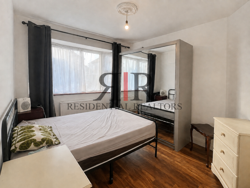 3 bed Mid Terraced House for rent in Rainham. From Residential Realtors - London