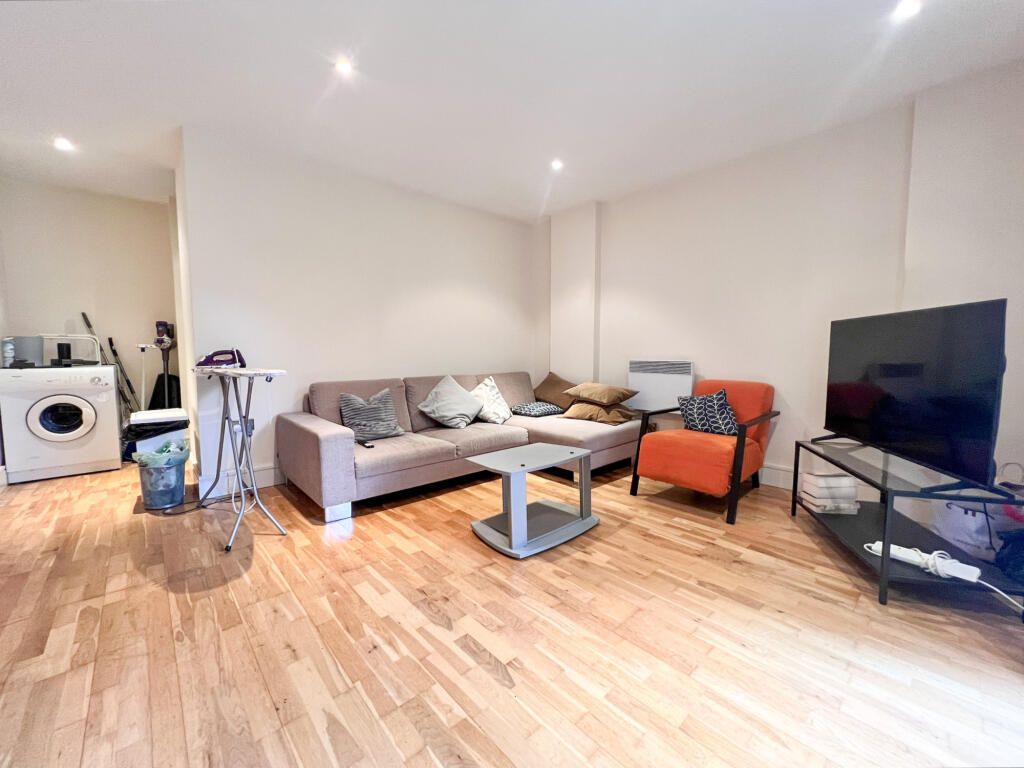 2 bed Apartment for rent in London. From Residential Realtors - London