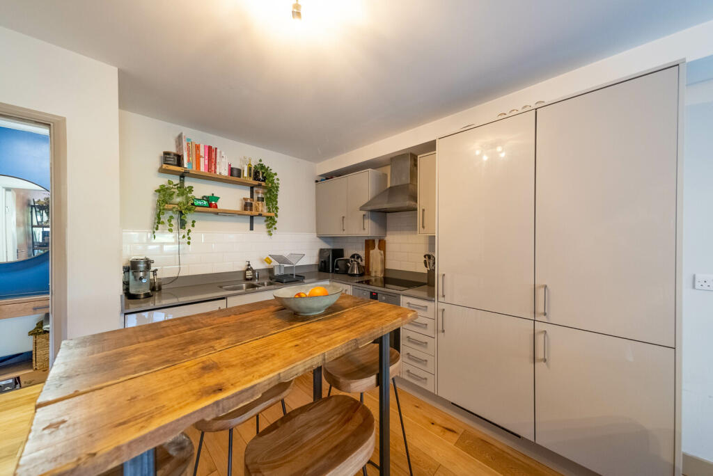 1 bed Mid Terraced House for rent in Bermondsey. From Residential Realtors - London 1 bed Mid Terraced House for rent in Bermondsey. From Residential Realtors - London