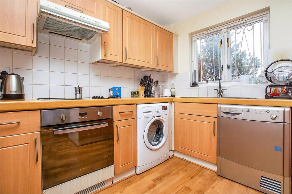 4 bed Mid Terraced House for rent in Clapham. From Residential Realtors - London