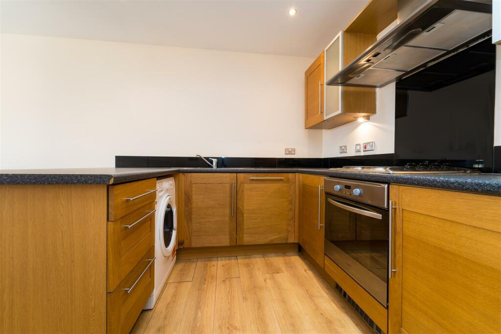 2 bed Mid Terraced House for rent in London. From Residential Realtors - London 2 bed Mid Terraced House for rent in London. From Residential Realtors - London