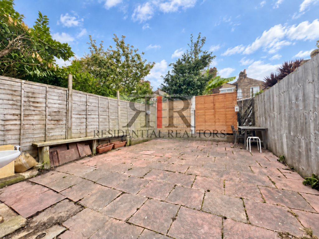 4 bed Mid Terraced House for rent in Camberwell. From Residential Realtors - London 4 bed Mid Terraced House for rent in Camberwell. From Residential Realtors - London