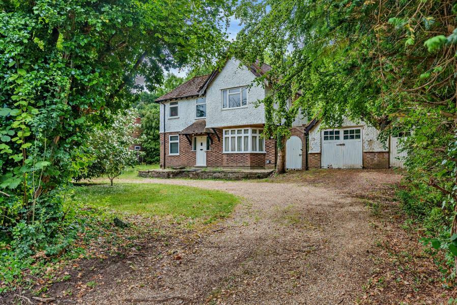 3 bed Detached House for rent in Rickmansworth. From Robsons