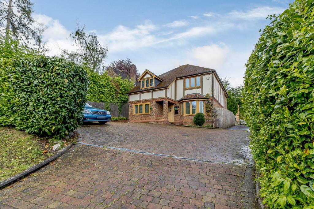 4 bed Detached House for rent in Chorleywood. From Robsons