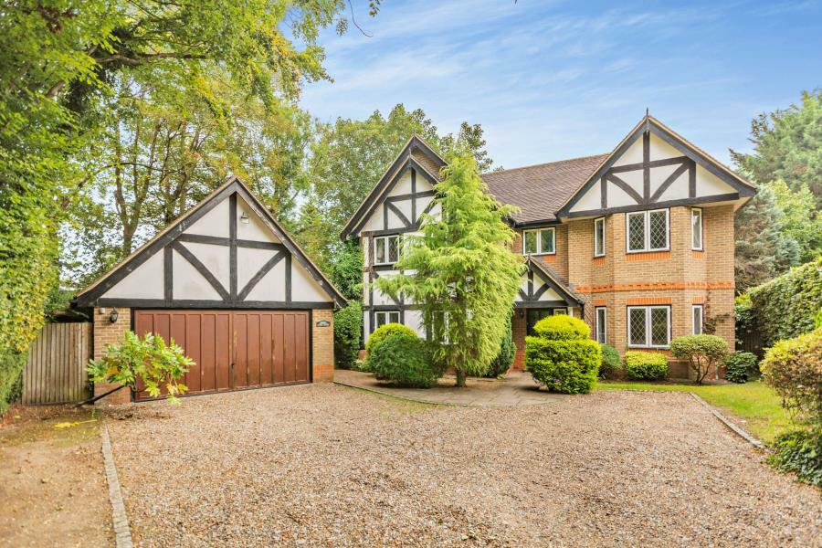 5 bed Detached House for rent in Chorleywood. From Robsons