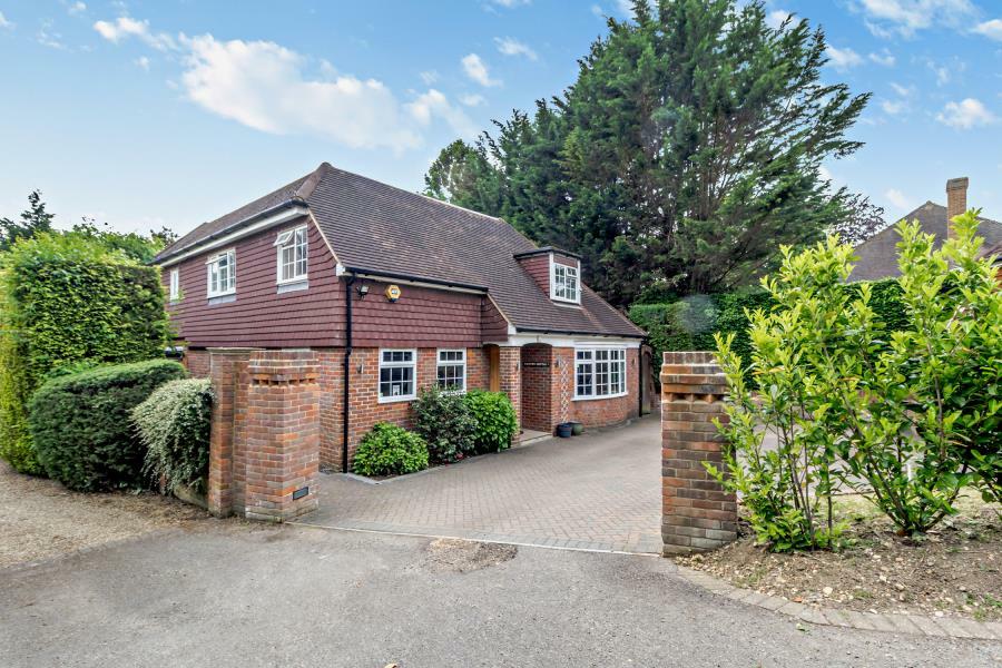 4 bed Detached House for rent in Rickmansworth. From Robsons