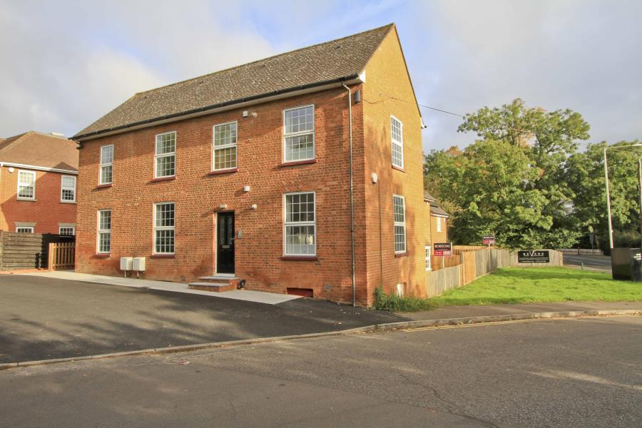 2 bed Mid Terraced House for rent in Northwood. From Robsons